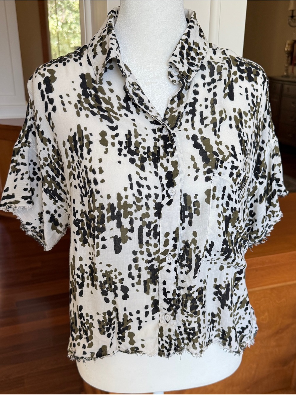 Clothe and Stone by Anthropologie Button-Front Raw Edge Women’s Sz Small Camo